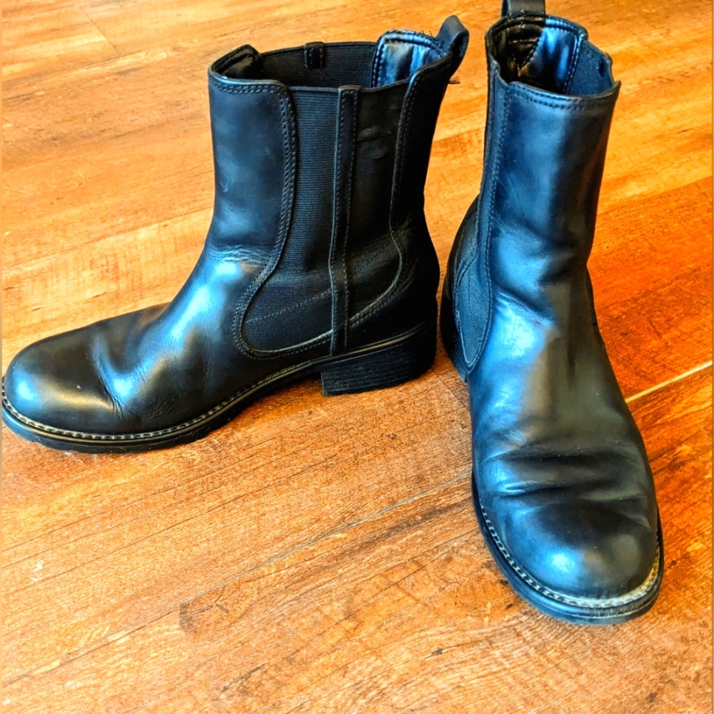 CLARKS - Black leather boots. W's size 9.5
